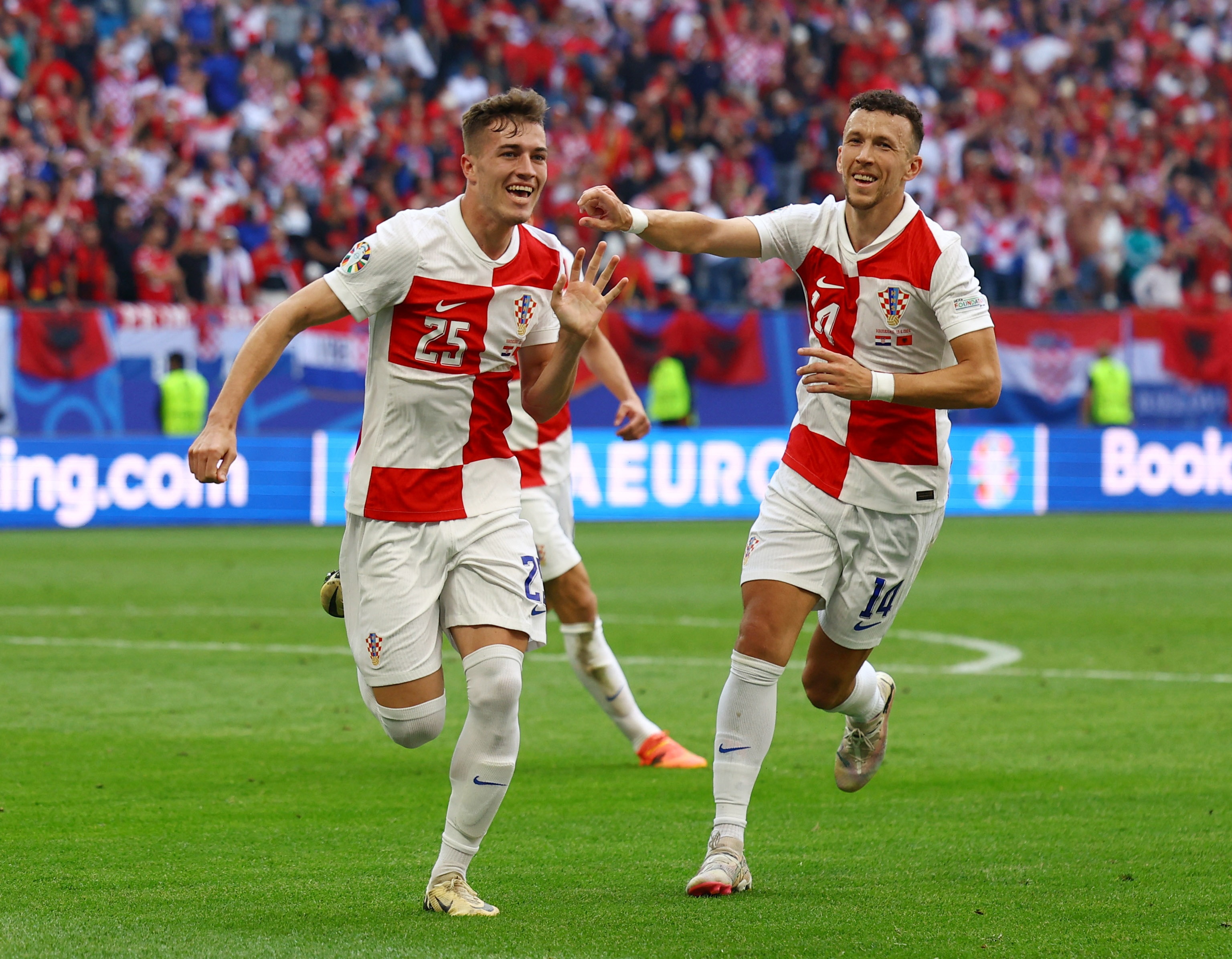 包含欧洲足球盛事掀起狂潮，强强对决酣畅淋漓的词条