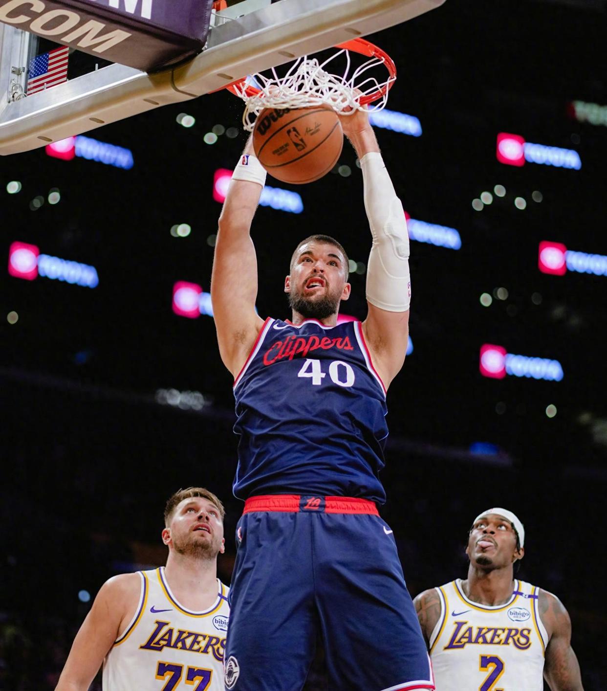 包含快船队客场逆转,关键时刻命中绝杀的词条