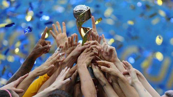 加拿大女足队长受伤下场，赛季或报销