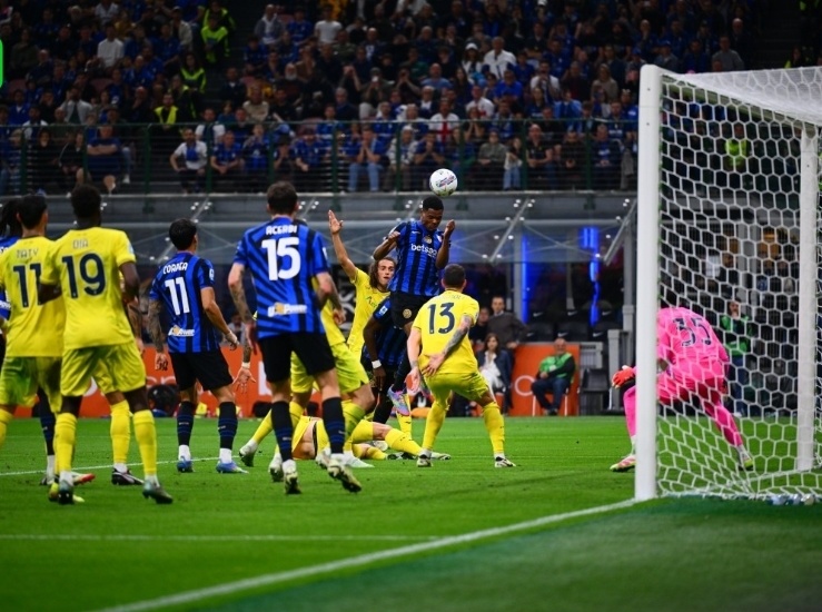 国米场边指挥情绪激动，姆巴佩队员怒摔水瓶