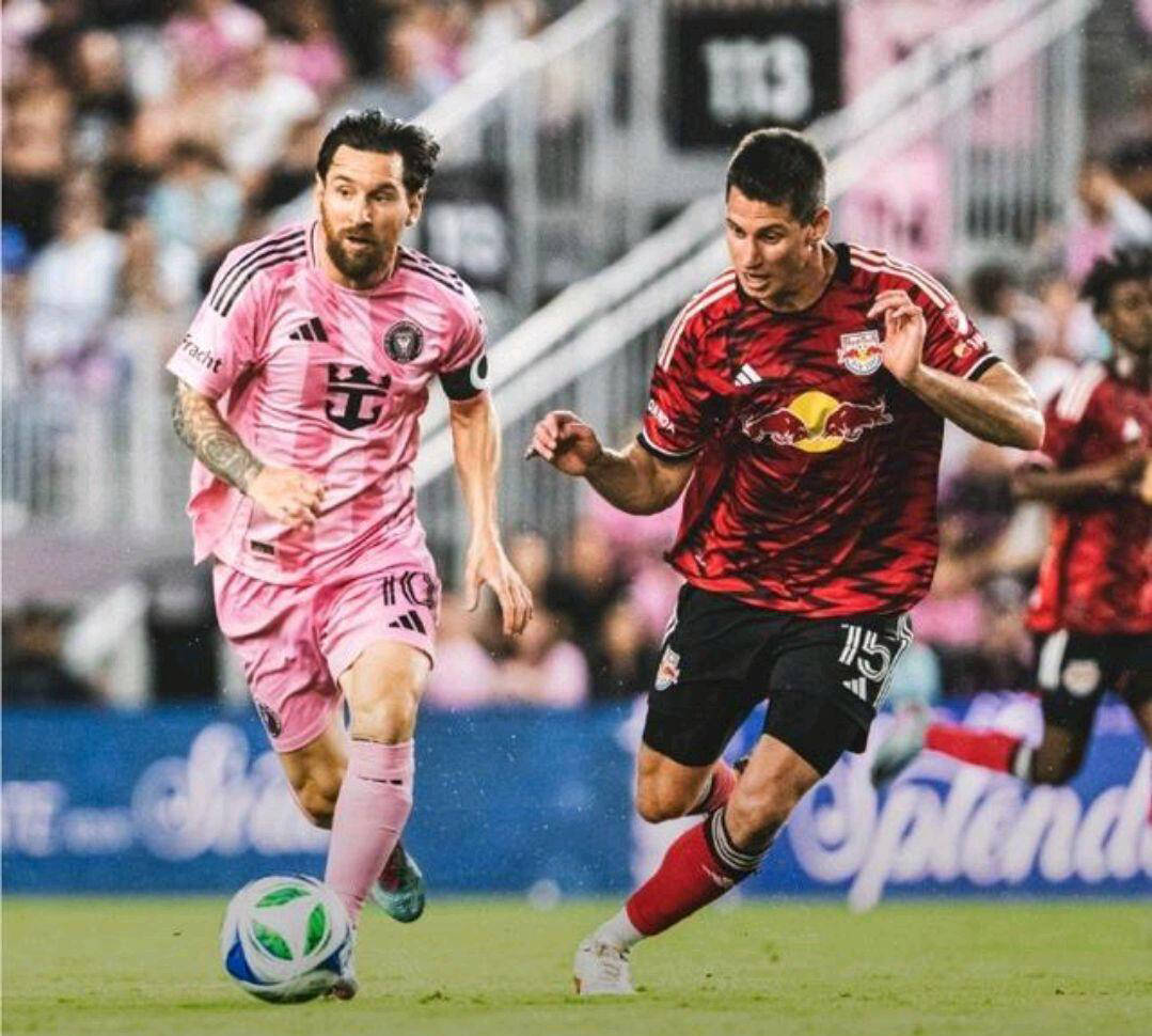 包含梅西与海港激战正酣，补时阶段一粒世界波决定胜负！的词条