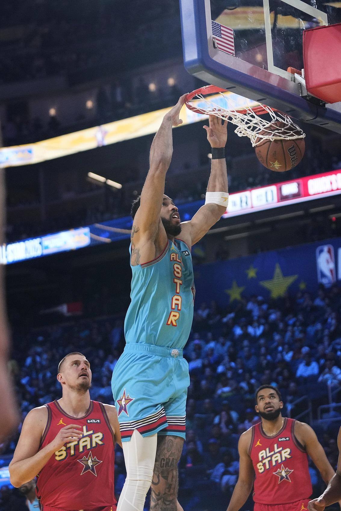  塔图姆迎来十赛季高光表现，塞尔维亚队球迷沸腾！