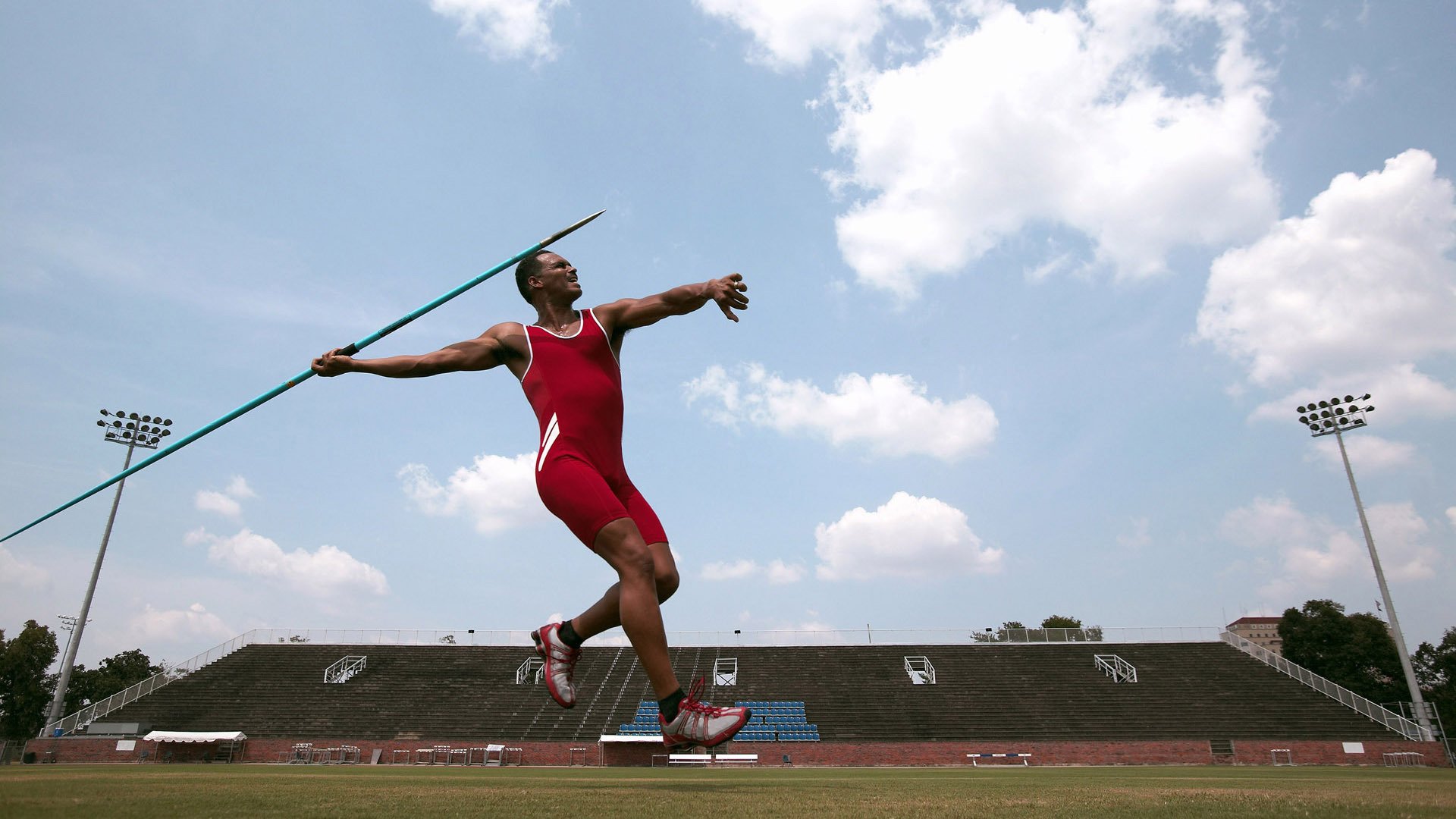 足球赛场焦点！日本队对阵中国队，冠军之争悬疑重重，胜负难料